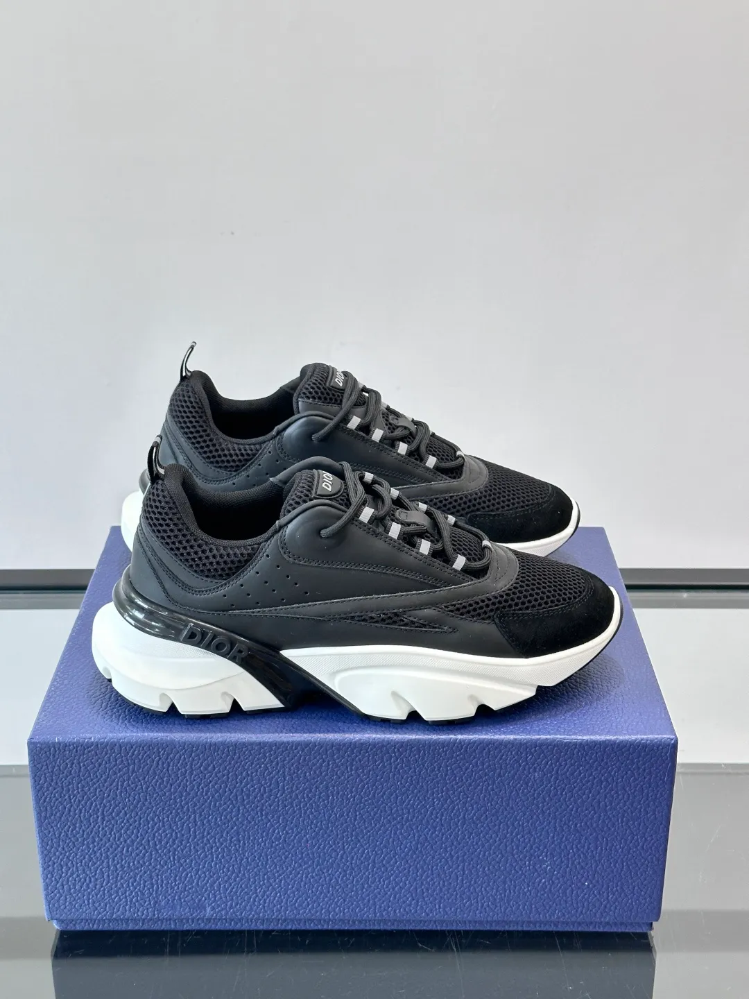 Men's shoes 💰p520 "Dior" B22 retro jogging shoes, inspired by classic jogging shoes, low-top thick sole design, cow leather + mesh fabric splicing, perfect texture and breathable. The black and white engraved rubber sole has great grip and comfort, and is OK for daily wear or sports! There is an embossed "CD" logo on the side of the shoe, which is low-key and recognizable. Rich colors, black and white, gray and blue, etc., versatile and fashionable, loved by European and American hip-hop circles and bloggers, a must-have for trendy wear size: 39-44 (customized at 45.46)
